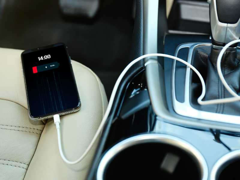 najbolji punjač mobitela za auto