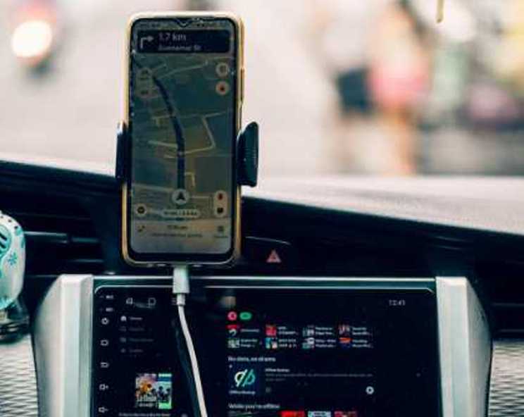 punjač mobitela za auto i držač za mobitel